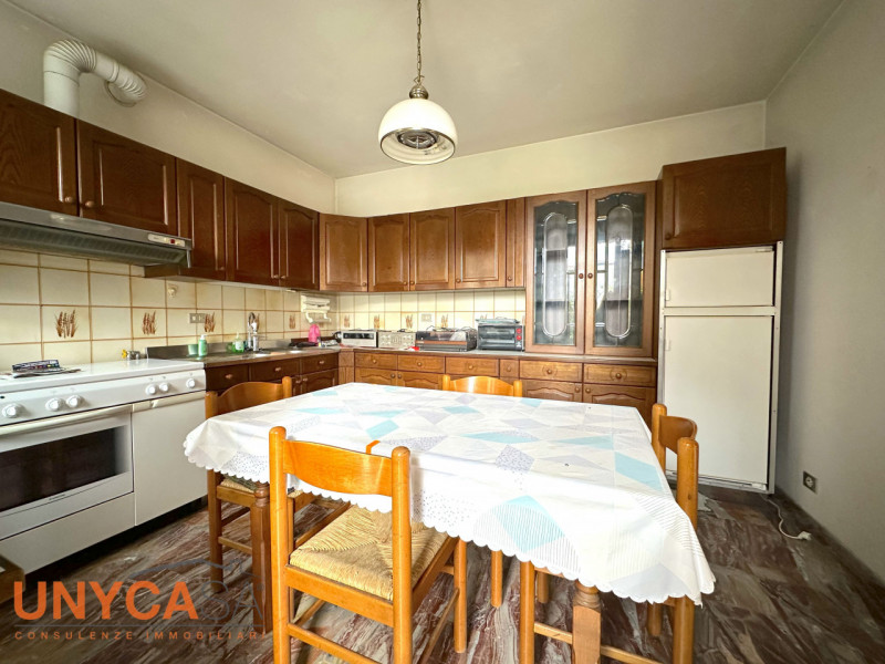 In zona centrale ma defilata dalle strade principali, proponiamo villetta immersa nel verde e car...