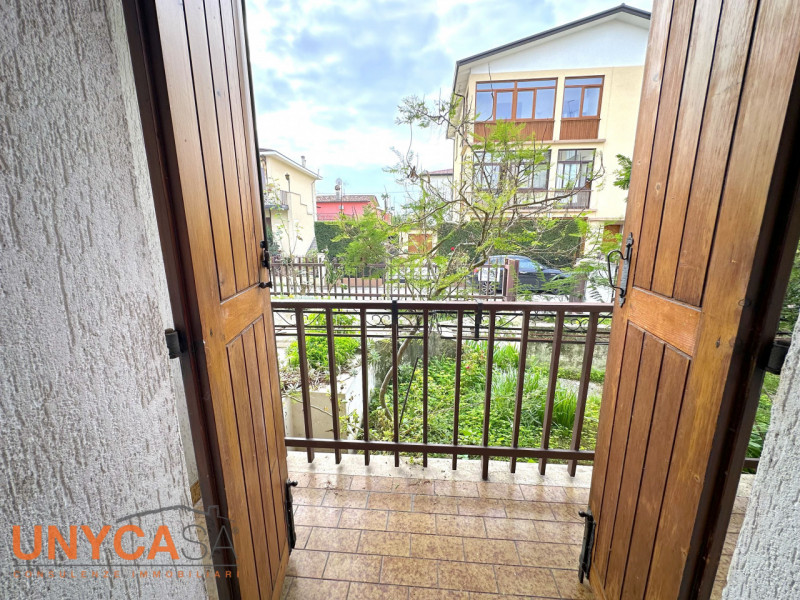 In zona centrale ma defilata dalle strade principali, proponiamo villetta immersa nel verde e car...