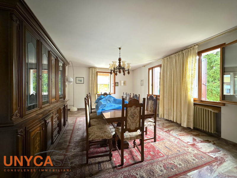 In zona centrale ma defilata dalle strade principali, proponiamo villetta immersa nel verde e car...