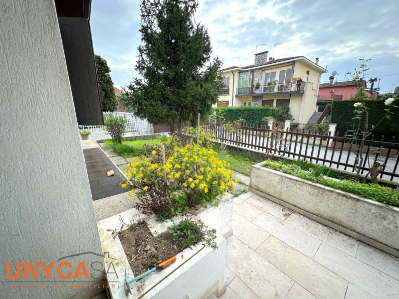 In zona centrale ma defilata dalle strade principali, proponiamo villetta immersa nel verde e car...