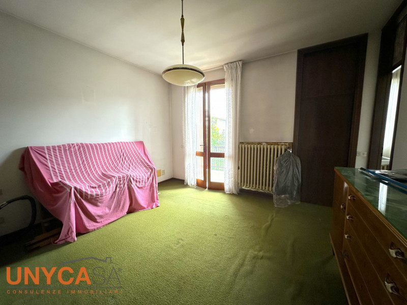 In zona centrale ma defilata dalle strade principali, proponiamo villetta immersa nel verde e car...