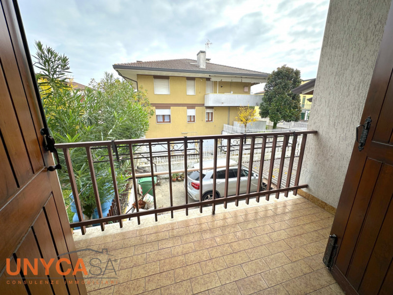 In zona centrale ma defilata dalle strade principali, proponiamo villetta immersa nel verde e car...