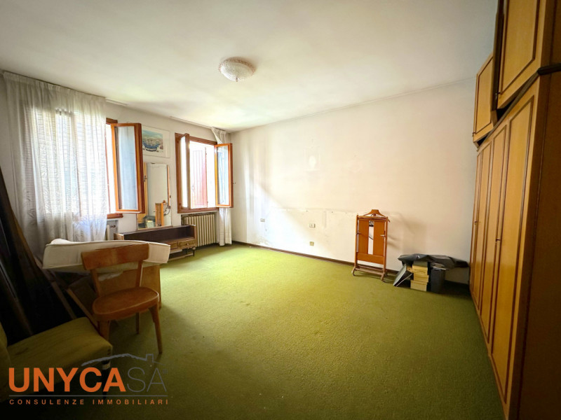 In zona centrale ma defilata dalle strade principali, proponiamo villetta immersa nel verde e car...