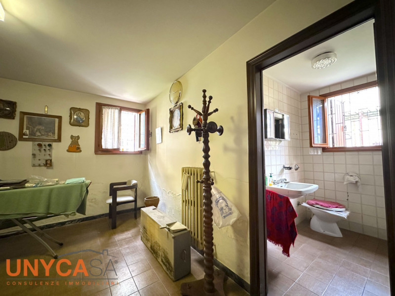 In zona centrale ma defilata dalle strade principali, proponiamo villetta immersa nel verde e car...