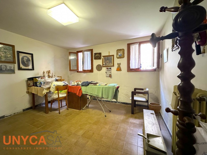 In zona centrale ma defilata dalle strade principali, proponiamo villetta immersa nel verde e car...