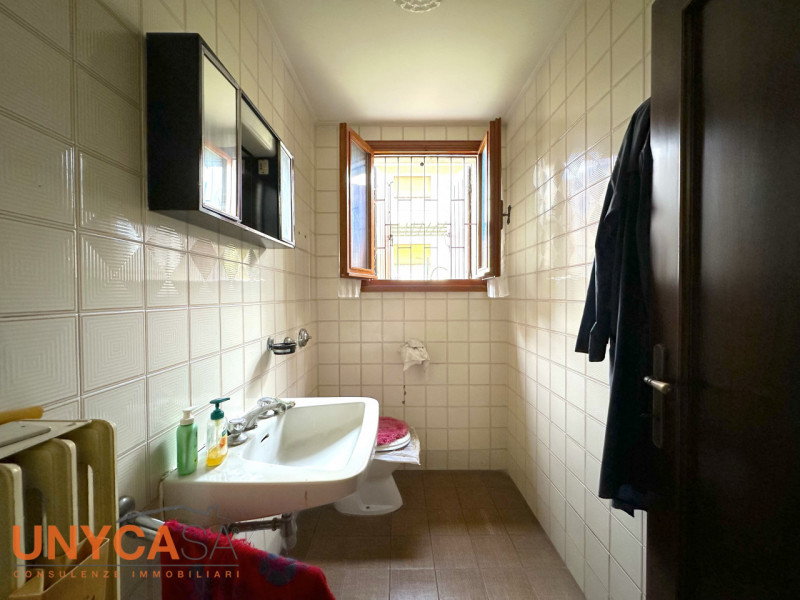 In zona centrale ma defilata dalle strade principali, proponiamo villetta immersa nel verde e car...