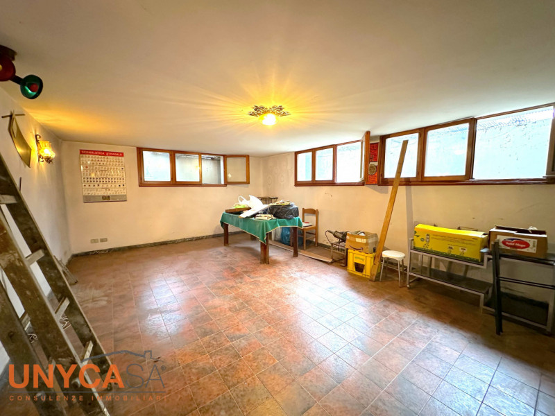 In zona centrale ma defilata dalle strade principali, proponiamo villetta immersa nel verde e car...