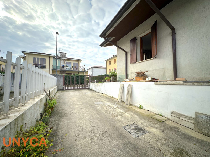 In zona centrale ma defilata dalle strade principali, proponiamo villetta immersa nel verde e car...