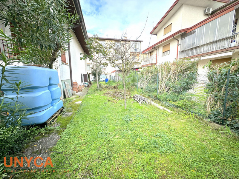 In zona centrale ma defilata dalle strade principali, proponiamo villetta immersa nel verde e car...