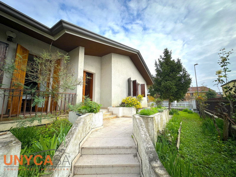 In zona centrale ma defilata dalle strade principali, proponiamo villetta immersa nel verde e car...