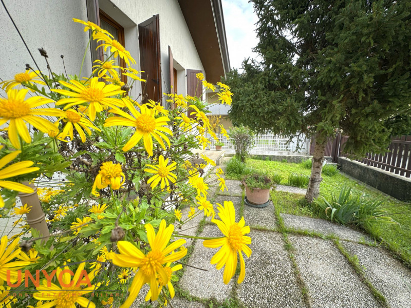 In zona centrale ma defilata dalle strade principali, proponiamo villetta immersa nel verde e car...