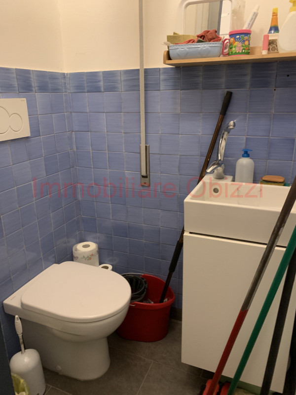 PADOVA - Piazza Mazzini - Proponiamo in vendita negozio con tre ampie vetrine, composto da ampio ...