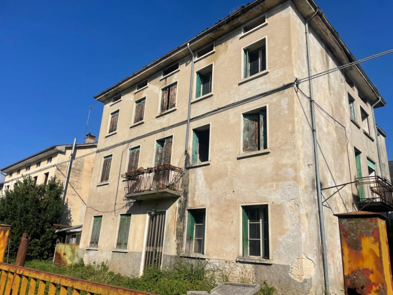 Proponiamo in vendita una spaziosa casa singola, estesa su un'area totale di ben 350 mq. e si svi...