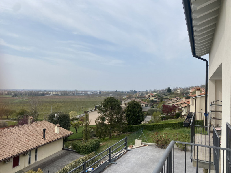 Situata nella zona di Crespignaga nel comune di Maser, è disponibile per la vendita una porzione ...