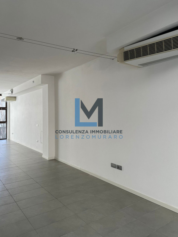 In centralissimo polo residenziale e commerciale, proponiamo in affitto ufficio open space al pia...