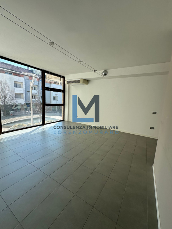 In centralissimo polo residenziale e commerciale, proponiamo in affitto ufficio open space al pia...