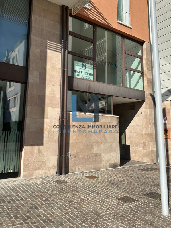 In centralissimo polo residenziale e commerciale, proponiamo in affitto ufficio open space al pia...