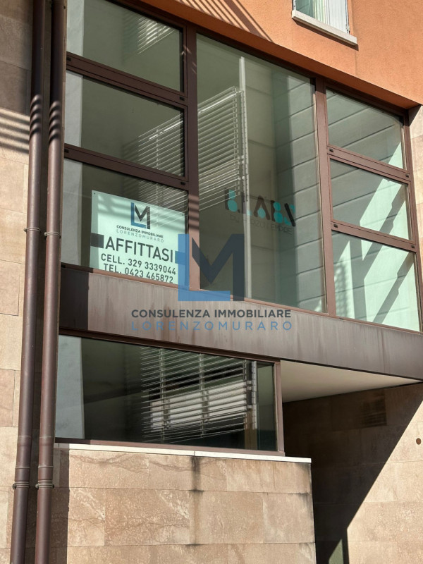 In centralissimo polo residenziale e commerciale, proponiamo in affitto ufficio open space al pia...