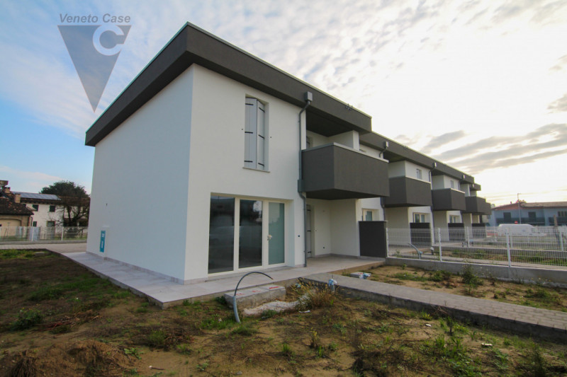 Proponiamo in vendita, a Sant’Angelo di Piove di Sacco 4 villette a schiera di nuova costruzione ...