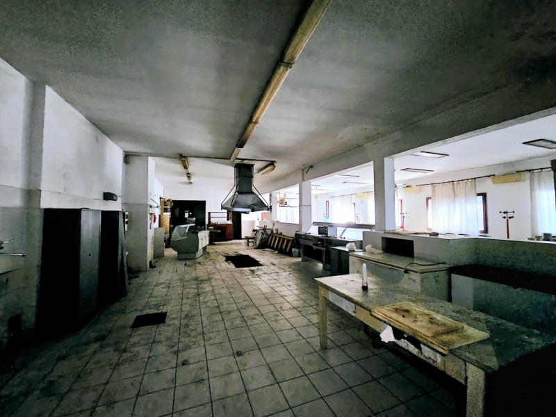 A Este, lungo la Strada Regionale 10 Padana Inferiore, principale arteria stradale locale, propon...