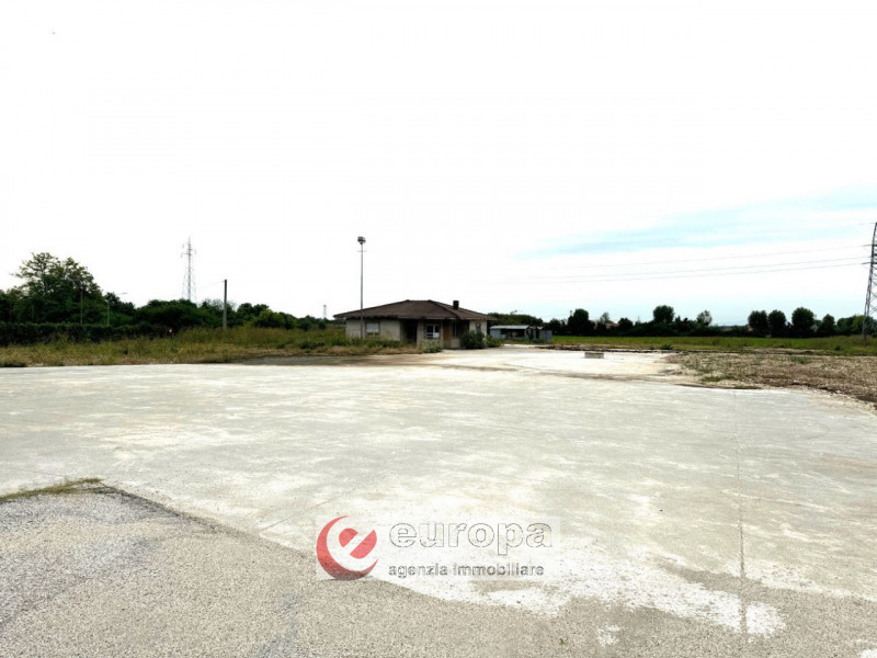 MONTECCHIO PRECALCINO (Levà): fronte strada Via Terraglioni vendesi fabbricato di mq.125 a destin...