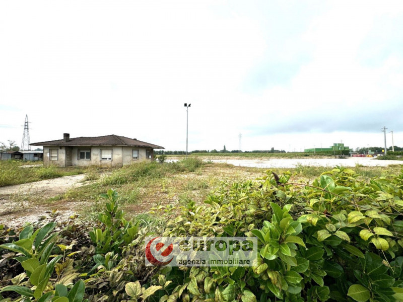 MONTECCHIO PRECALCINO (Levà): fronte strada Via Terraglioni vendesi fabbricato di mq.125 a destin...