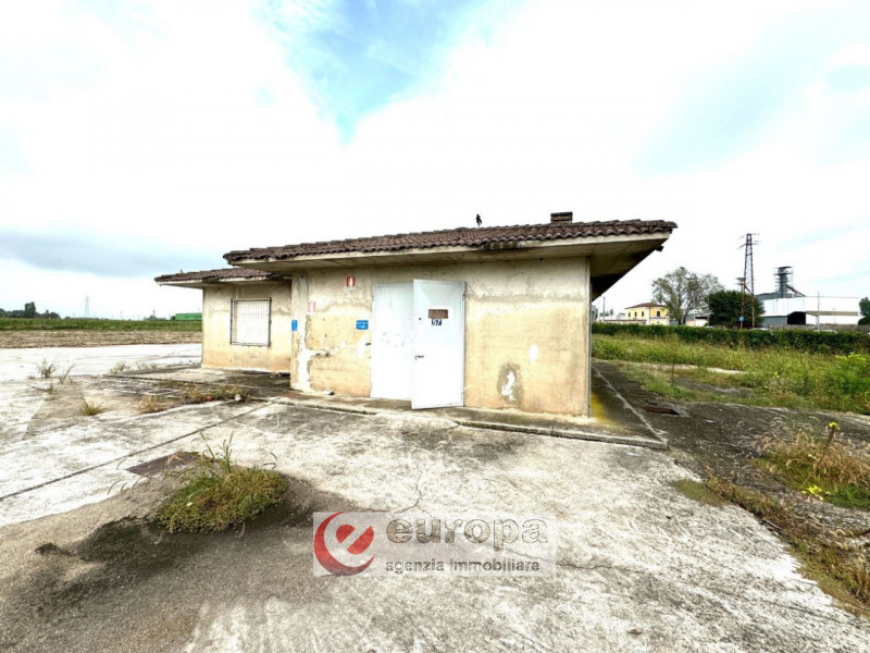 MONTECCHIO PRECALCINO (Levà): fronte strada Via Terraglioni vendesi fabbricato di mq.125 a destin...