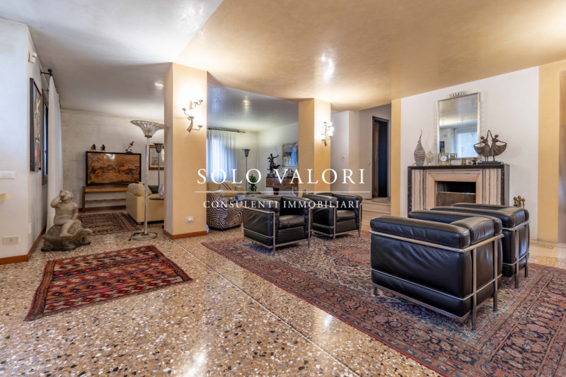 Rif. BC218 - (per info 3498988179 Valeriano)

ELEGANZA SENZA TEMPO A POCHI MINUTI DAL CENTRO DI B...