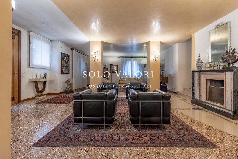 Rif. BC218 - (per info 3498988179 Valeriano)

ELEGANZA SENZA TEMPO A POCHI MINUTI DAL CENTRO DI B...