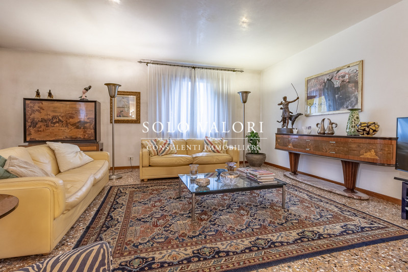 Rif. BC218 - (per info 3498988179 Valeriano)

ELEGANZA SENZA TEMPO A POCHI MINUTI DAL CENTRO DI B...