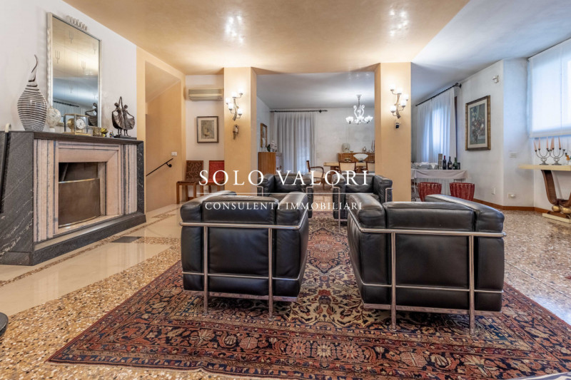 Rif. BC218 - (per info 3498988179 Valeriano)

ELEGANZA SENZA TEMPO A POCHI MINUTI DAL CENTRO DI B...