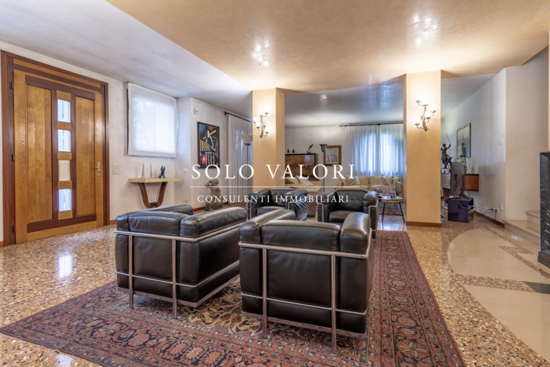 Rif. BC218 - (per info 3498988179 Valeriano)

ELEGANZA SENZA TEMPO A POCHI MINUTI DAL CENTRO DI B...