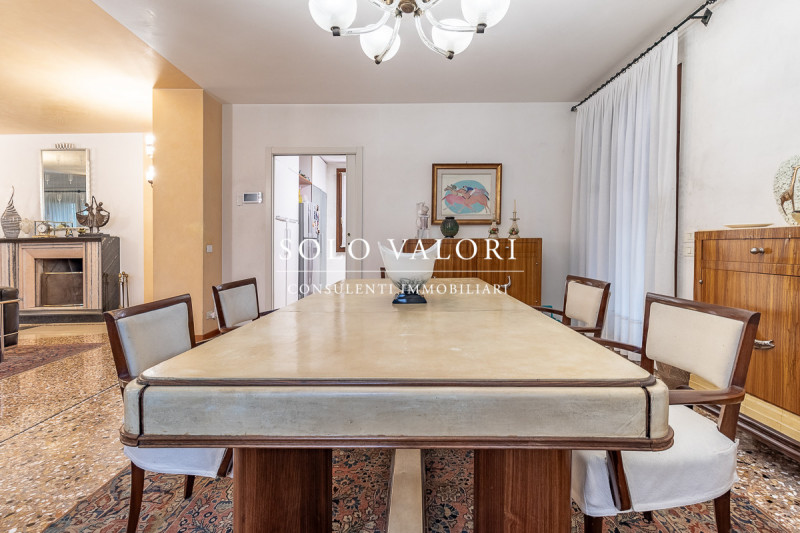 Rif. BC218 - (per info 3498988179 Valeriano)

ELEGANZA SENZA TEMPO A POCHI MINUTI DAL CENTRO DI B...