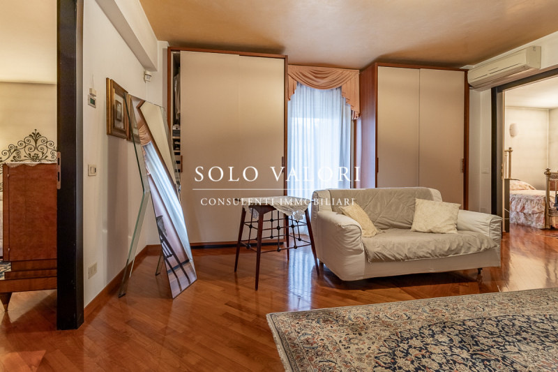 Rif. BC218 - (per info 3498988179 Valeriano)

ELEGANZA SENZA TEMPO A POCHI MINUTI DAL CENTRO DI B...