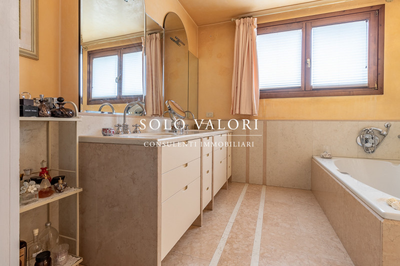 Rif. BC218 - (per info 3498988179 Valeriano)

ELEGANZA SENZA TEMPO A POCHI MINUTI DAL CENTRO DI B...