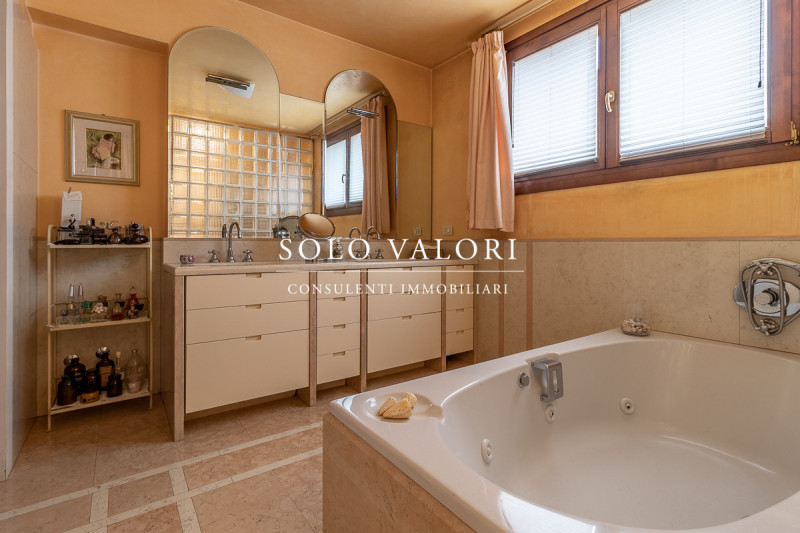 Rif. BC218 - (per info 3498988179 Valeriano)

ELEGANZA SENZA TEMPO A POCHI MINUTI DAL CENTRO DI B...