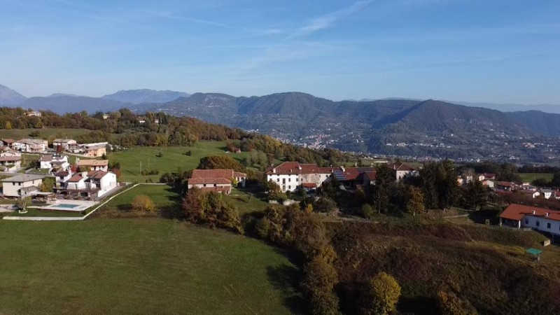 In vendita, nel suggestivo comune di Brogliano località Quargnenta, presentiamo un'opportunità un...