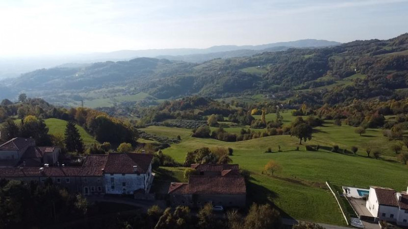 In vendita, nel suggestivo comune di Brogliano località Quargnenta, presentiamo un'opportunità un...
