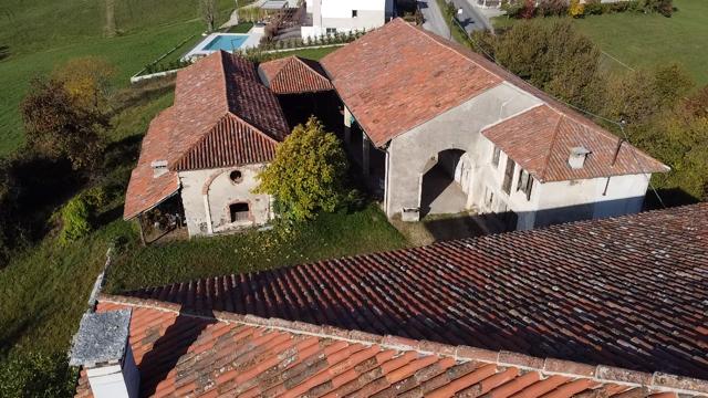 In vendita, nel suggestivo comune di Brogliano località Quargnenta, presentiamo un'opportunità un...