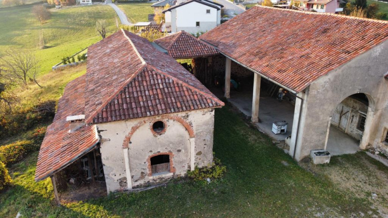 In vendita, nel suggestivo comune di Brogliano località Quargnenta, presentiamo un'opportunità un...