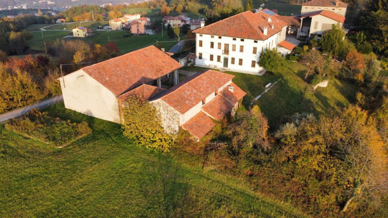 In vendita, nel suggestivo comune di Brogliano località Quargnenta, presentiamo un'opportunità un...