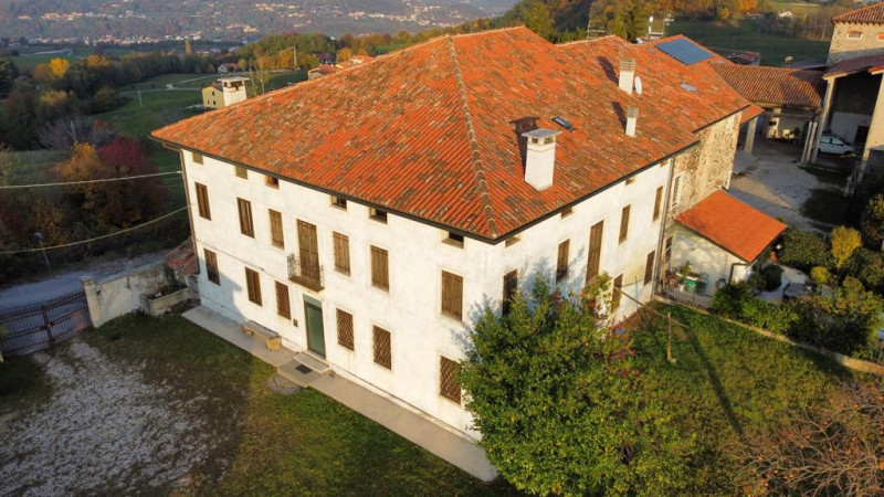 In vendita, nel suggestivo comune di Brogliano località Quargnenta, presentiamo un'opportunità un...