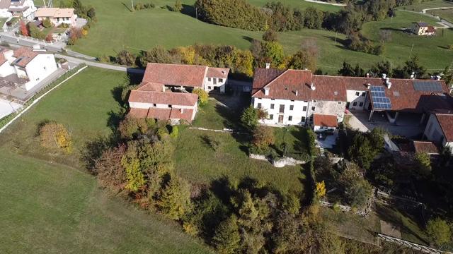 In vendita, nel suggestivo comune di Brogliano località Quargnenta, presentiamo un'opportunità un...