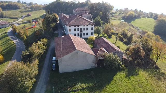 In vendita, nel suggestivo comune di Brogliano località Quargnenta, presentiamo un'opportunità un...