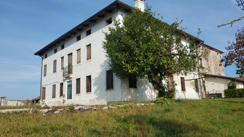 In vendita, nel suggestivo comune di Brogliano località Quargnenta, presentiamo un'opportunità un...