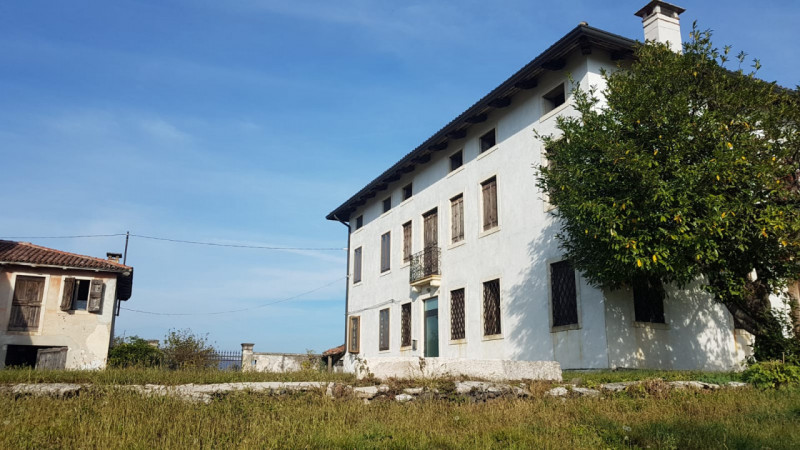 In vendita, nel suggestivo comune di Brogliano località Quargnenta, presentiamo un'opportunità un...