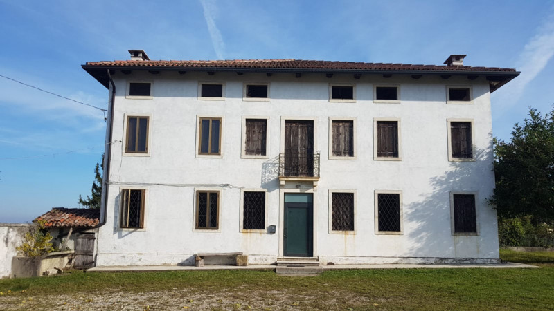 In vendita, nel suggestivo comune di Brogliano località Quargnenta, presentiamo un'opportunità un...