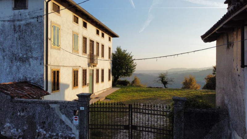 In vendita, nel suggestivo comune di Brogliano località Quargnenta, presentiamo un'opportunità un...