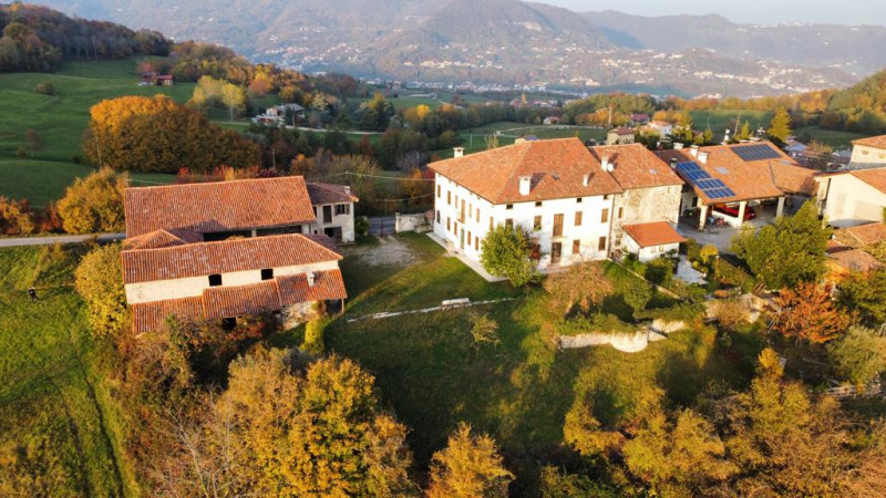 In vendita, nel suggestivo comune di Brogliano località Quargnenta, presentiamo un'opportunità un...