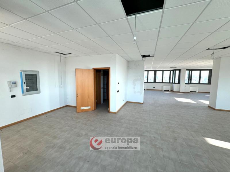 CORREGGIO (RE): in zona Piazzale Riccardo Finzi, comoda al casello autostradale di CARPI e nelle ...